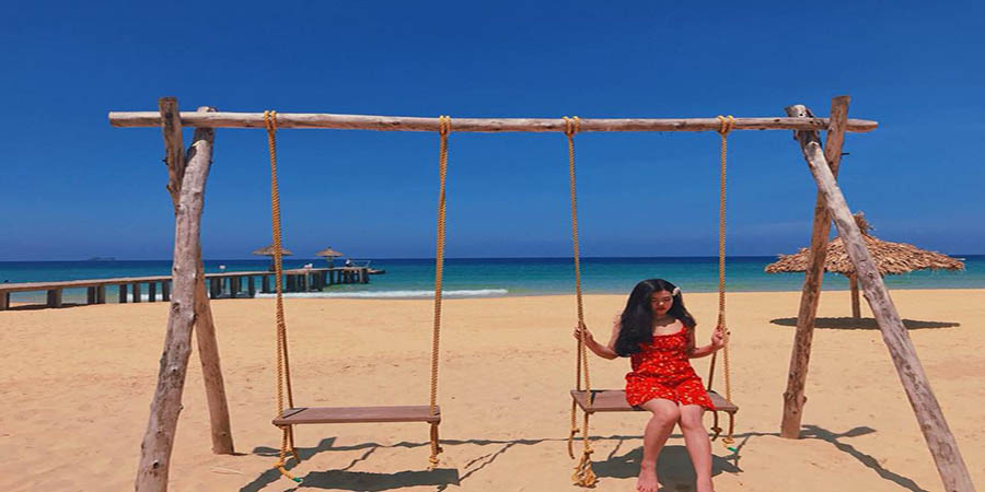 Với những ai không có nhiều thời gian cho những chuyến du lịch nhưng đã trót say đắm vẻ đẹp của thành phố biển Quy Nhơn thì phải làm sao để có thể thỏa mãn được niềm yêu thích này? Một chuyến đi 1 ngày đến Quy Nhơn sẽ là sự lựa chọn vô cùng hợp lý cho bạn đấy nhé! Vẻ đẹp nguyên sơ của Quy Nhơn làm say lòng biết bao khách du lịch Vẻ đẹp của Quy Nhơn ngày càng được biết đến và công nhận bởi rất nhiều khách du lịch đến đây. Số lượng khách du lịch bị hấp dẫn bởi vẻ đẹp nguyên sơ của Quy Nhơn ngày một tăng lên. Thế nhưng không phải ai cũng có đủ thời gian cho những chuyến đi dài ngày. Vậy thì lên kế hoạch du lịch Quy Nhơn trong vòng 1 ngày nhưng vẫn có thể thưởng thức được trọn vẹn được vẻ đẹp của thành phố biển của Bình Định cũng là một sự lựa chọn đáng quan tâm cho bạn. 1. Thời điểm thích hợp cho chuyến du lịch Quy Nhơn 1 ngày? Nếu bạn yêu thích vẻ đẹp của những hòn đảo và bãi biển cát trắng, trong xanh ở Quy Nhơn thì thời điểm thích hợp nhất để bạn đến Quy Nhơn là vào mùa khô khi Quy Nhơn không có mưa và có nắng chan hòa và biển dịu êm rất thích hợp cho một chuyến du lịch biển đảo. Mùa khô là thời điểm thích hợp để đến Quy Nhơn du lịch trong 1 ngày Hơn nữa nếu đến vào mùa mưa biển Quy Nhơn khá động nên tàu thuyền, cano không được phép hoạt động. Điều này có nghĩa là bạn sẽ không thể đến được 2 trong 3 địa điểm du lịch biển hấp dẫn nhất Quy Nhơn hiện nay đó là Kỳ Co và Hòn Khô. Mà chuyến đi của bạn chỉ kéo dài 1 ngày lại không thể đến được những bãi biển đẹp của Quy Nhơn thì quả thật rất đáng tiếc phải không nào. Do đó chọn thời điểm thời tiết thuận lợi để đến Quy Nhơn trong vòng 1 ngày là vô cùng quan trọng là yếu tố tiên quyết để chuyển đi của bạn có được như ý không nhé! Đến Quy Nhơn vào đầu mùa hạ là thời điểm thích hợp nhất để thấy được vẻ đẹp của Quy Nhơn Mùa khô Quy Nhơn bắt đầu từ tháng 3 cho đến hết tháng 9 âm lịch. Nếu chỉ có 1 ngày để đến Quy Nhơn thì bạn nên chọn thời điểm này cho chuyến đi của mình nhé! 2. Đi đâu trong 1 ngày ở Quy Nhơn? Trong vòng vỏn vẹn 1 ngày thì bạn nên chọn những địa điểm nổi tiếng nhất và những địa điểm du lịch đặc trưng nhất đã mang danh tiếng của Quy Nhơn vang xa trên bản đồ du lịch Việt để có thể thấy hết được nét đẹp du lịch nơi đây. Eo Gió Eo Gió được mệnh danh là địa điểm “check in số 1” tại Quy Nhơn vì vẻ đẹp của Eo Gió là vẻ đẹp không lẫn vào đâu được và dần trở thành biểu tượng du lịch của thành phố biển này. Vậy thì trong chuyến du lịch 1 ngày tại Quy Nhơn bạn nhất định phải đến đây đấy nhé! Vẻ đẹp hòa quyện giữa núi, biển và trời của Eo Gió rất ấn tượng Kỳ Co Là người yêu biển thì chắc hẳn bạn đã nghe đến cái tên “Maldives của Việt Nam” hay “thiên đường du lịch biển Việt Nam”. Đó chính là những cái tên mà khách du lịch ưu ái dành tặng cho bãi biển Kỳ Co của Quy Nhơn vì vẻ đẹp nguyên sơ và lãng mạn của bãi biển này. Kỳ Co là bãi biển đẹp nổi tiếng nhất Quy Nhơn Hòn Khô Hòn Khô là “hòn đảo ngọc” của Quy Nhơn với vẻ đẹp nguyên sơ và yên bình hiếm thấy ở những địa điểm du lịch biển nổi tiếng khác. Nếu bạn muốn khám phá vẻ đẹp biển Quy Nhơn hay hòa mình cuộc sống bình dị của người dân làng chài nơi đây bằng hoạt động lặn ngắm san hô hay đánh bắt hải sản cùng người dân địa phương Hòn Khô - hòn đảo ngọc của Quy Nhơn >> Xem thêm về những địa điểm du lịch Quy Nhơn tại đây 3. Ăn gì tại Quy Nhơn Quy Nhơn có rất nhiều món ăn ngon cho bạn lựa chọn như: Bánh ướt lòng gà, bánh hỏi cháo lòng, bánh xèo tôm nhảy, bún cá, nem nướng … cho bạn lựa chọn trong chuyến đi Quy Nhơn 1 ngày của mình. Những món ăn không quá đắt nhưng lại mang đậm đà hương vị và bản sắc của người dân miền đất võ Bình Định.