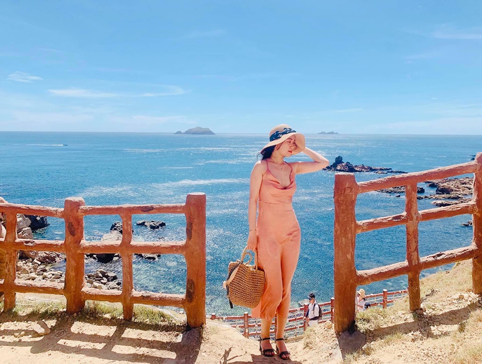 Đến Eo Gió Quy Nhơn check-in con đường đi bộ ven biển hot nhất hè này