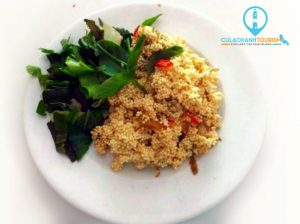 Sau khi dạo quanh một vòng Cù Lao Xanh bạn có thể đặt người dân mua và chế biến hộ vì các dịch vụ về du lịch ở Cù Lao Xanh chưa được phát triển. Ảnh: Ẩm thực Bình Định