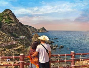 Eo Gió – “linh hồn” và biểu tượng của Quy Nhơn là nơi chắc chắn phải đến. Trên cung đường đi bộ tuyệt đẹp ở lưng chừng dãy núi và ôm trọn bờ biển. Cặp đôi đã có một tấm ảnh tình tứ sau cảnh biển trời mênh mông.