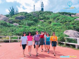 Du khách đang dạo chơi Cù Lao Xanh.