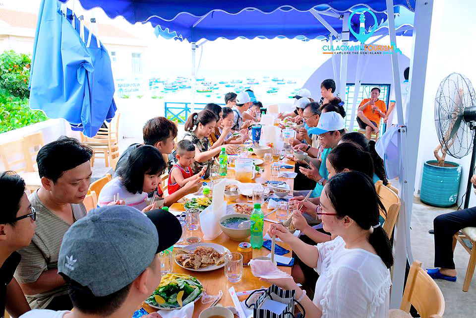 Ăn trưa hải sản tại Tour Cù Lao Xanh