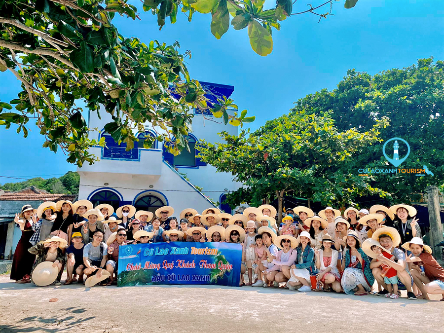 Đoàn chúng tôi cùng chụp ảnh lưu niệm trên Đảo Cù Lao Xanh 