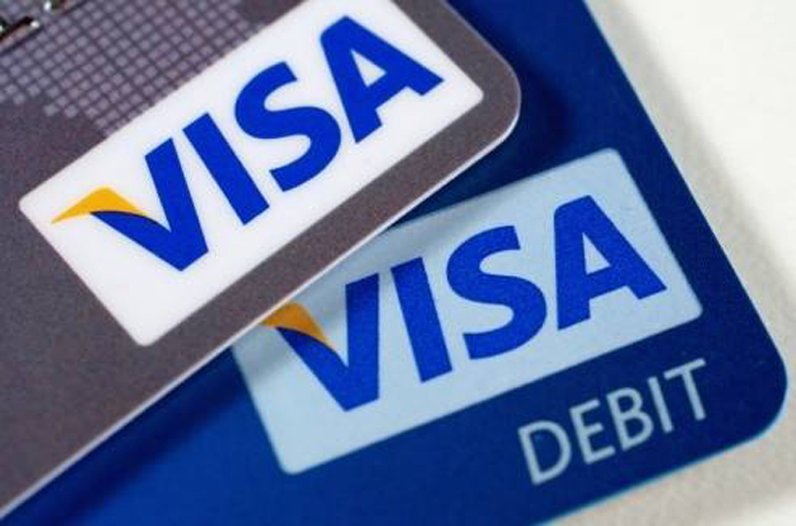 6. Sử dụng thẻ tín dụng và thẻ ghi nợ, vì hai loại thẻ này sẽ giúp bạn tiết kiệm một khoản vô ích khi rút tiền ở nước ngoài. (Ảnh minh họa - Nguồn: Internet)